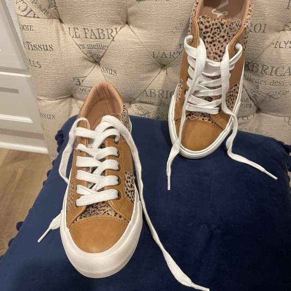 Brand new, never been worn. Very G women’s tennis shoes, size 6 1/2. - Picture 6 of 6